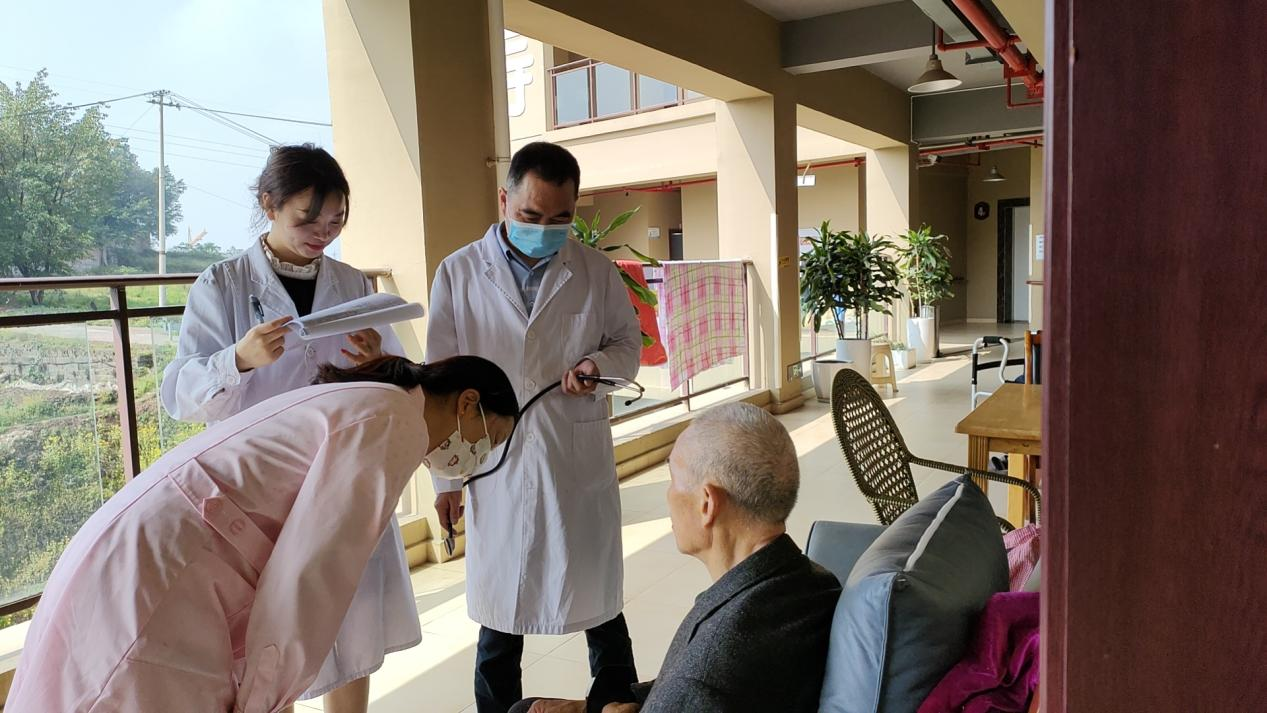 为什么越来越多的老人愿意去养老院养老？