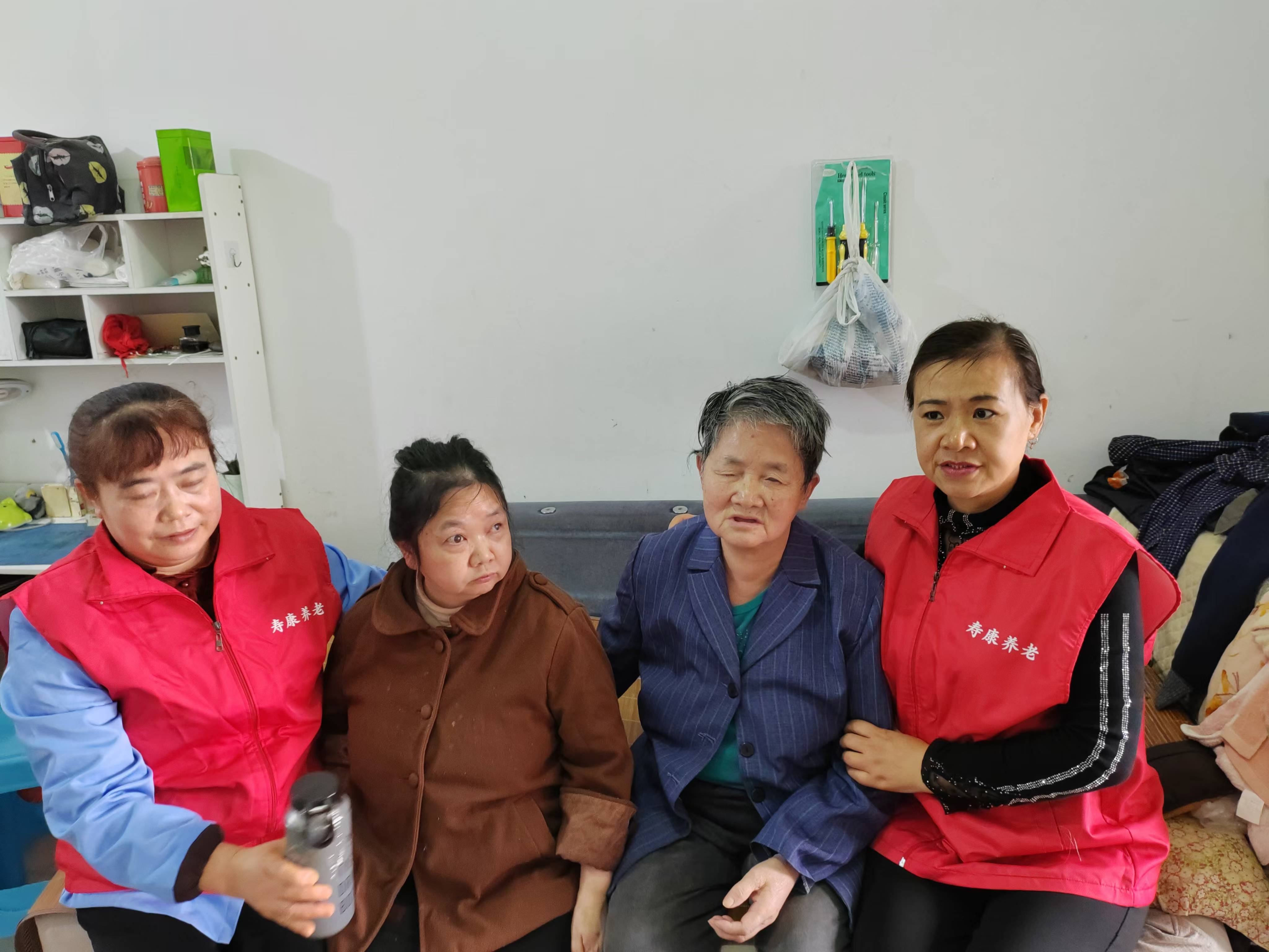 关爱失明老人，传递温暖力量